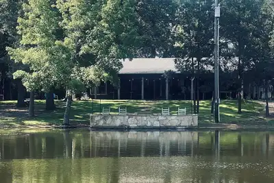Image de Waterfront cabin on private pond.