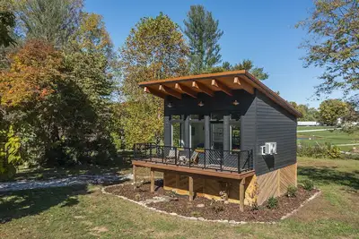 Image de Bourbon Barrel Cabin B. There are 2 cabins available A & B. Brand new Cabins.