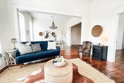Image de Spacious and Airy Loft/2 king beds/5 bed total/ Overlooking Broadway Ave