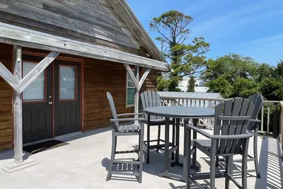 Image de Cozy and located in the center of the island close to local shops & restaurants!