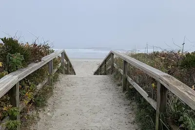 Image de Beach lovers delight! Inground Heated Pool. Walk to beaches and town.