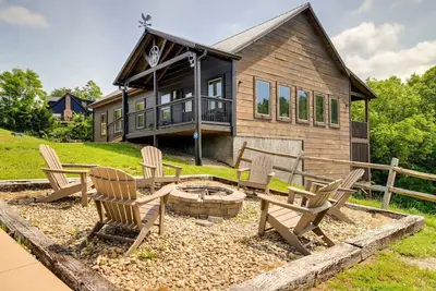 Image de Upscale Cabin w/ Hot Tub, Master Suites, Theater/Game Room, Fire Pit and more!
