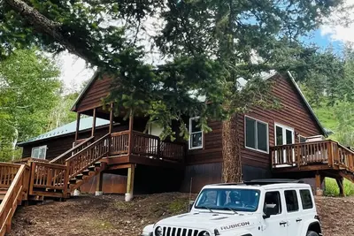 Image de Private and peaceful 3 br cabin in the woods with new Hot Tub
