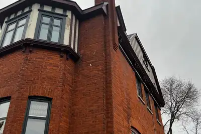 Image de 2 bedroom heritage penthouse apartment by the lake