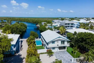 Image de 5 Bedroom / 4 Bath Relaxed Plantation Key Resort Style Home with Pool & Dockage