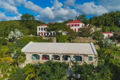 Image de 3 Bdrm house on historic estate - private balconies - incredible location