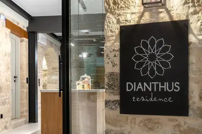 Image de Dianthus Residense μια φιλοξενη μοντερνα αλλα και παραλληλα παραδοσιακη βιλα! \n\n