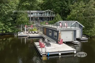 Image de 5 bed 3 bath cottage on Lake Muskoka, Sw Exposure, Sunsets!