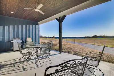 Image de Lake & Sunset Views: Spacious Monkey Island Home