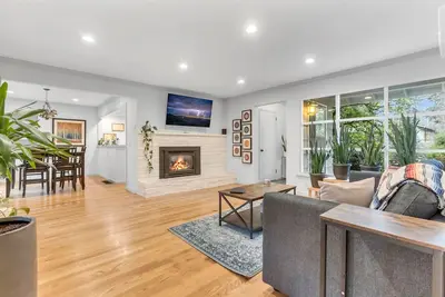 Image de Kirkland Luxury Getaway with Backyard & Workspace!