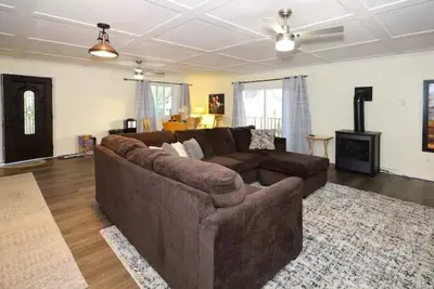 Image de Newly Renovated Stony Lake Water Front Cottage