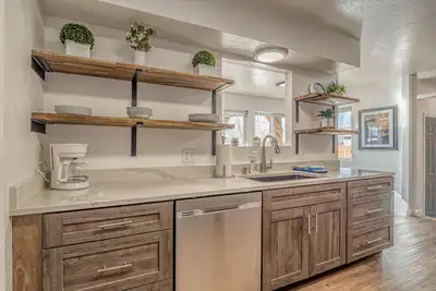 Image de Whomping Willow: Downtown Home with Hot Tub