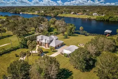 Image de River Bank Hideaway, \"Go With The Flow\" Riverfront 3 Acres- \"Heated Pool/Spa\"