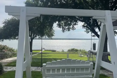 Image de The View. . . Waterfront w/ Amazing Sunsets