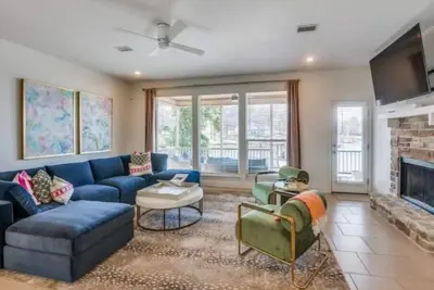 Image de Bright lakeside bliss. Your vibrant retreat awaits!