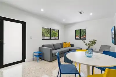 Image de Relax and Unwind Poolside Escape