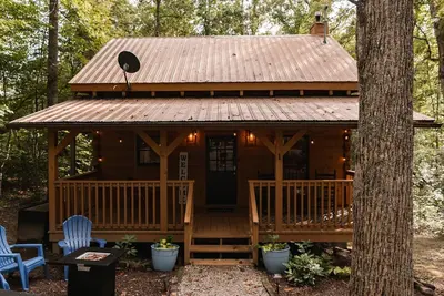 Image de Cabin w/King Bed + Hot Tub + Arcade Games near Downtown Pigeon Forge!