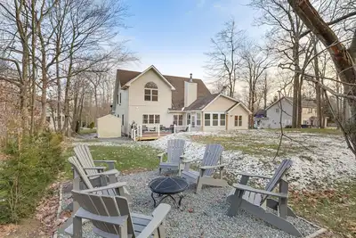 Image de Beach & Lake Access: Family Poconos Home w/ Deck