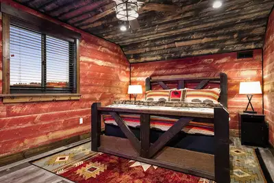 Image de ★New Central Luxury★ Spacious! ••HotTub••King beds••White linens••Near Glacier