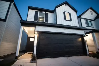 Image de South Houston Splendor: Luxury 4 Bedroom House King Bed