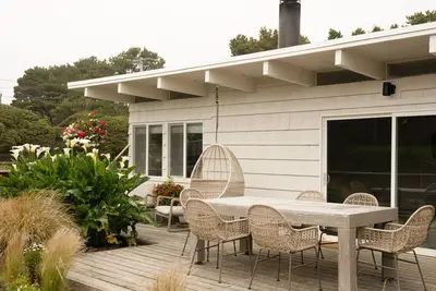 Image de New! Cutest Cottage on the Oregon Coast + Hot Tub + Steps to the Beach! \n