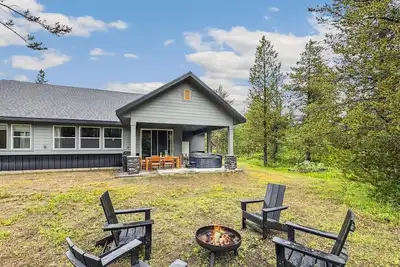 Image de Newly Built Home with Hot Tub!