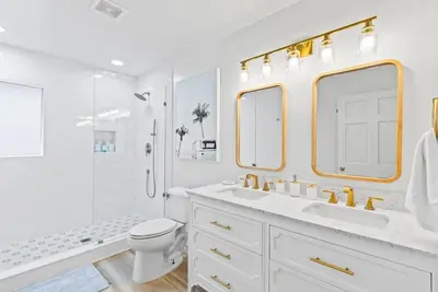 Image de Cozy 1br Suite | King Bed | Minutes to Beach + Dt