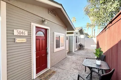Image de 1 block from ocean - stylish & cozy beach cottage in funky Ocean Beach!