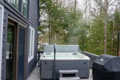 Image de Luxe Forest Getaway with Hot Tub | Maple Stay