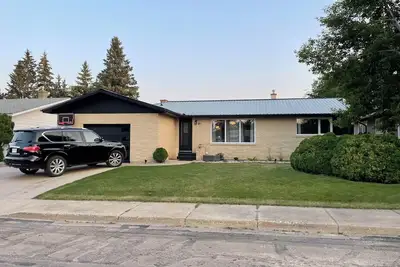 Image de Vintage Bungalow. It’s Better than a hotel. spread out & enjoy the space.