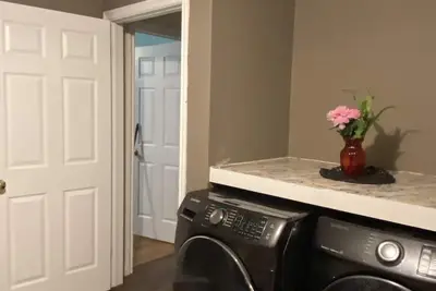 Image de cozy basement Pet friendly proximity to popular attractions wireless internet