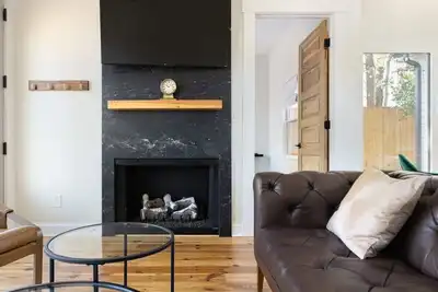 Image de Designer Garden Home | Gas Fireplace