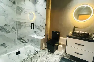 Image de Stunning Remodeled Condo in the Heart of the City - Family Friendly