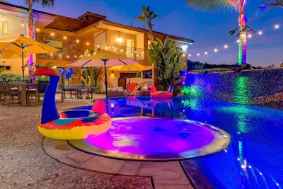 Image de Ultra Exclusive Massive Dream Home! Pool+Spa+Views+Sleeps 30!