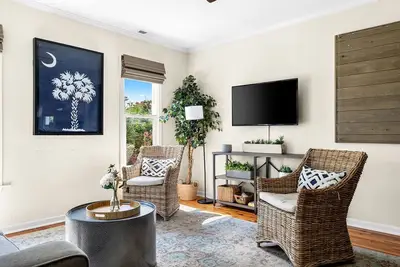 Image de Steps to King St Restaurants & Bars|Downtown Condo