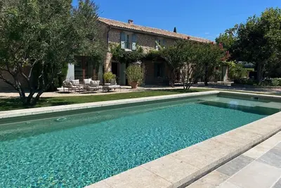 Image de La Pergoline - Grand mas rénové avec piscine, au cœur du Luberon