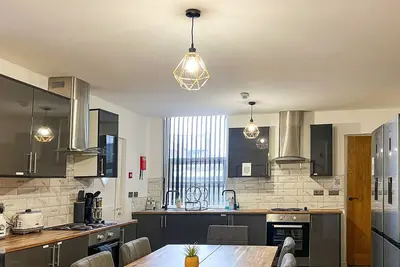 Image de Spacious 10-Bed Home with Large Driveway