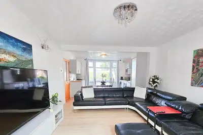 Image de Spacious 6-Bed Home with Driveway
