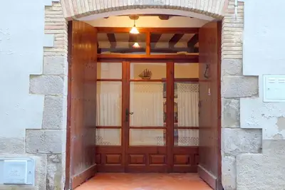 Maison en pierre du XVIIe siècle, restaurée avec cheminée, 4 chambres, WiFi, proche de Roses et plages