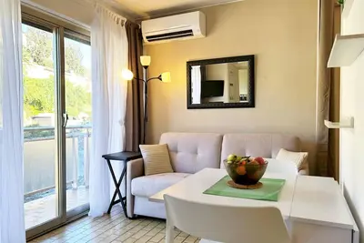 Image de Studio pour 4 personnes au cœur du Lavandou avec vue sur les collines