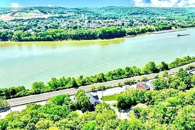 Spacious Apartment with Amazing views of Ohio River!