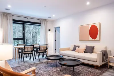 Image de Snow & Swing Getaway - Three Bedrooms with Hot Tub