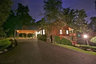 Image de Deer's Lair Cabin in Cedar Falls Resort - 4 bedroom, 3. 5 bathroom, game room