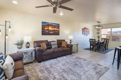 Image de Near Arches & Downtown | Pool & Hot Tub | Views!