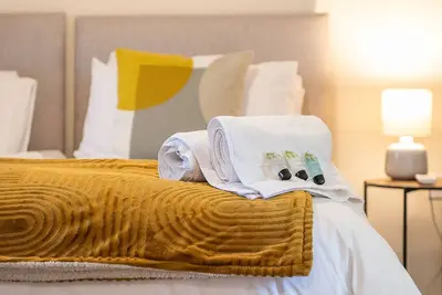 Image de Large-Maison-Sdb privée avec douche