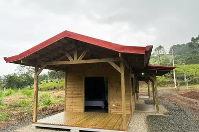 Image de Acogedoras cabañas de madera Oso Perezoso, listas para su descanso en el campo.