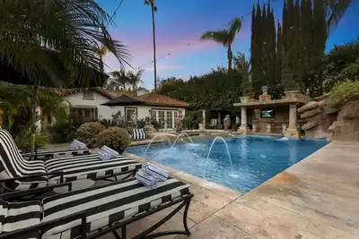 Image de Erwin Estate - A Perfect Blend of Modern Elegance with Mid-Century Undertones