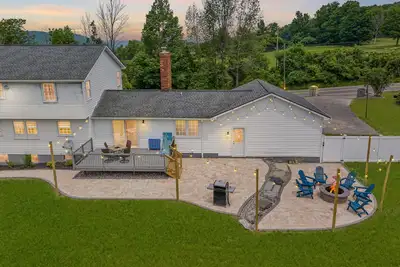 Image de Sleeps 10, Nerf wall, Game Room, fully fenced yard