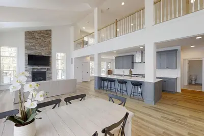 Image de Warm Side Waterfront, Private Boathouse, 6 Bdrm: 2025 Best of Lake Anna Finalist