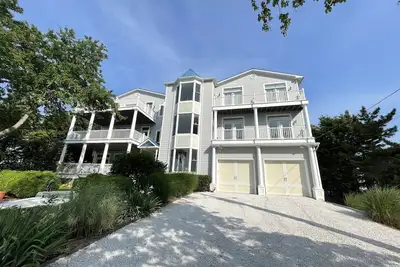 Image de Stunning Waterfront Home with Incredible Views